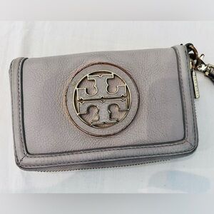 Tory Burch Amanda Zip Wallet in pebbled leather